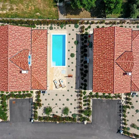 Papa's Court Iv With Pool