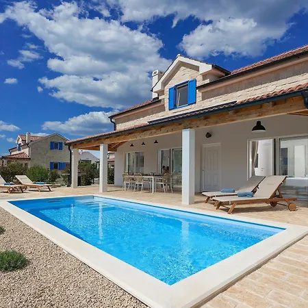 Papa's Court Iv With Pool Pašman